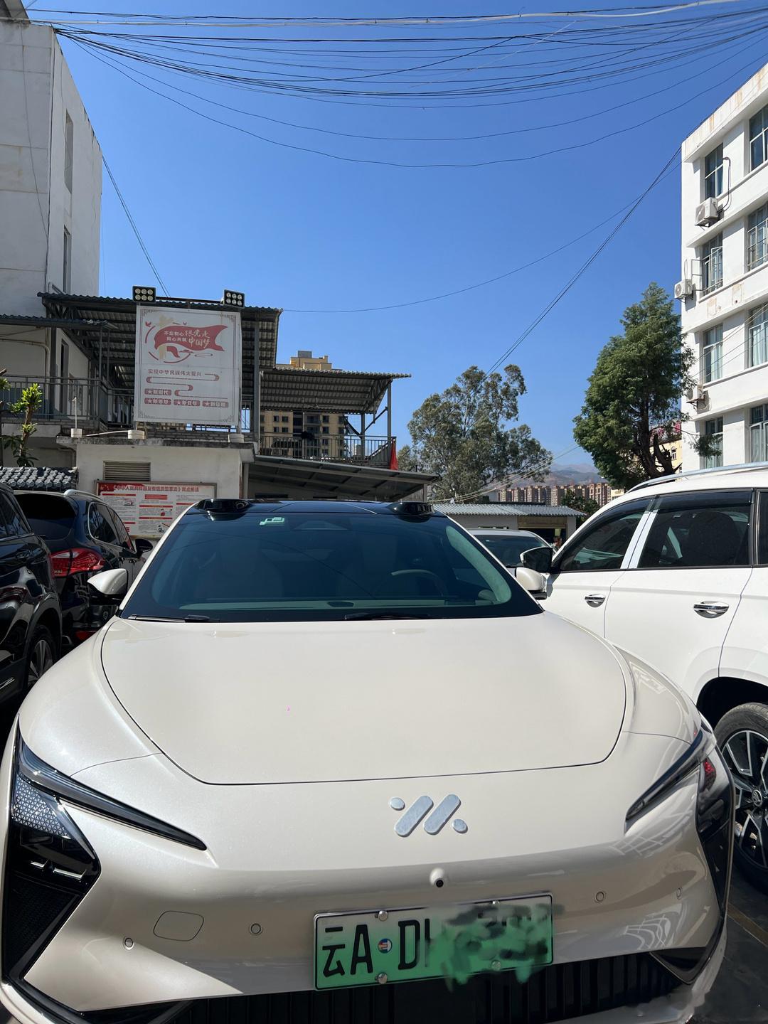 智己L7实车比特斯拉model3耐看，车顶上的两个激光雷达像小耳朵，这种车的客户