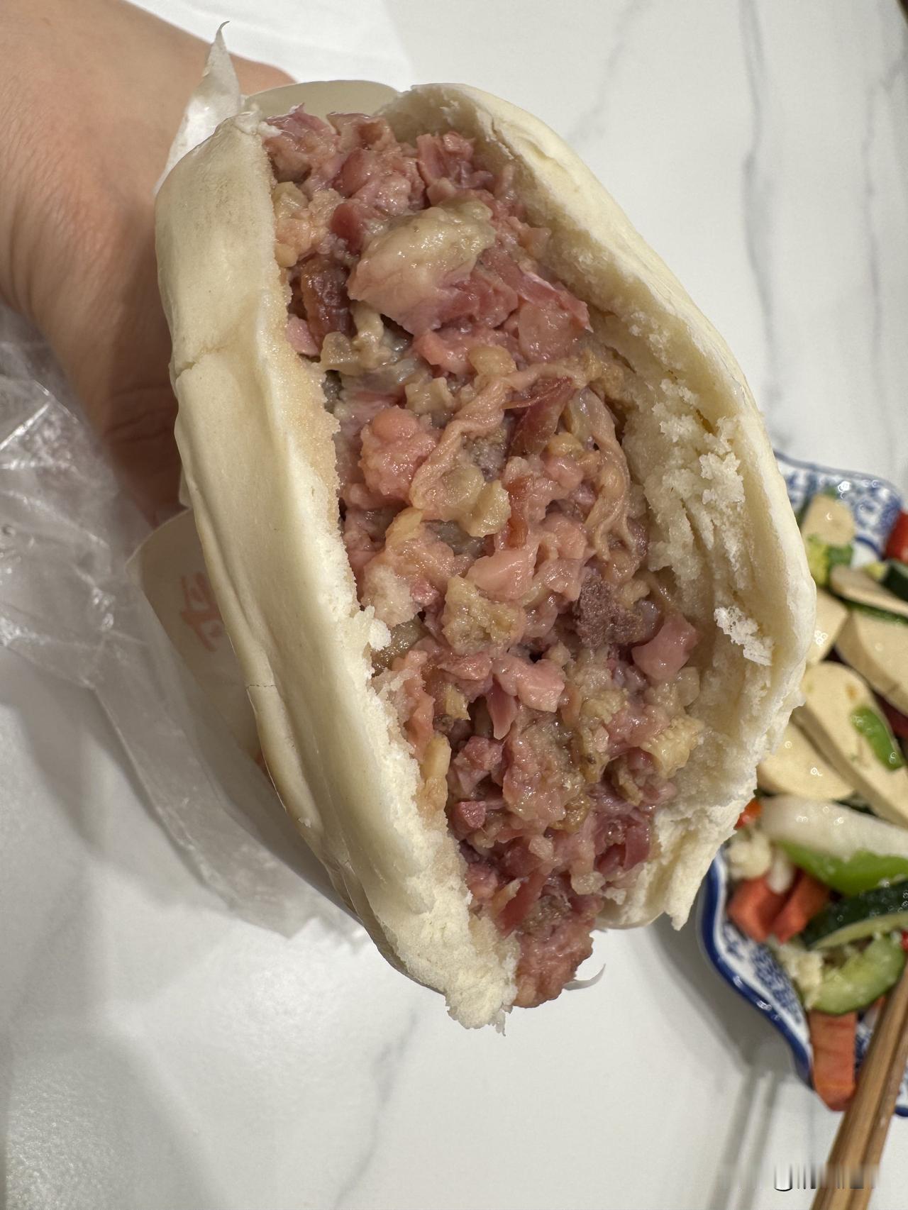 这口肉夹馍，是碳水裹着的幸福感

早上路过早点铺，一眼盯上这只塞满肉丁的肉夹馍，