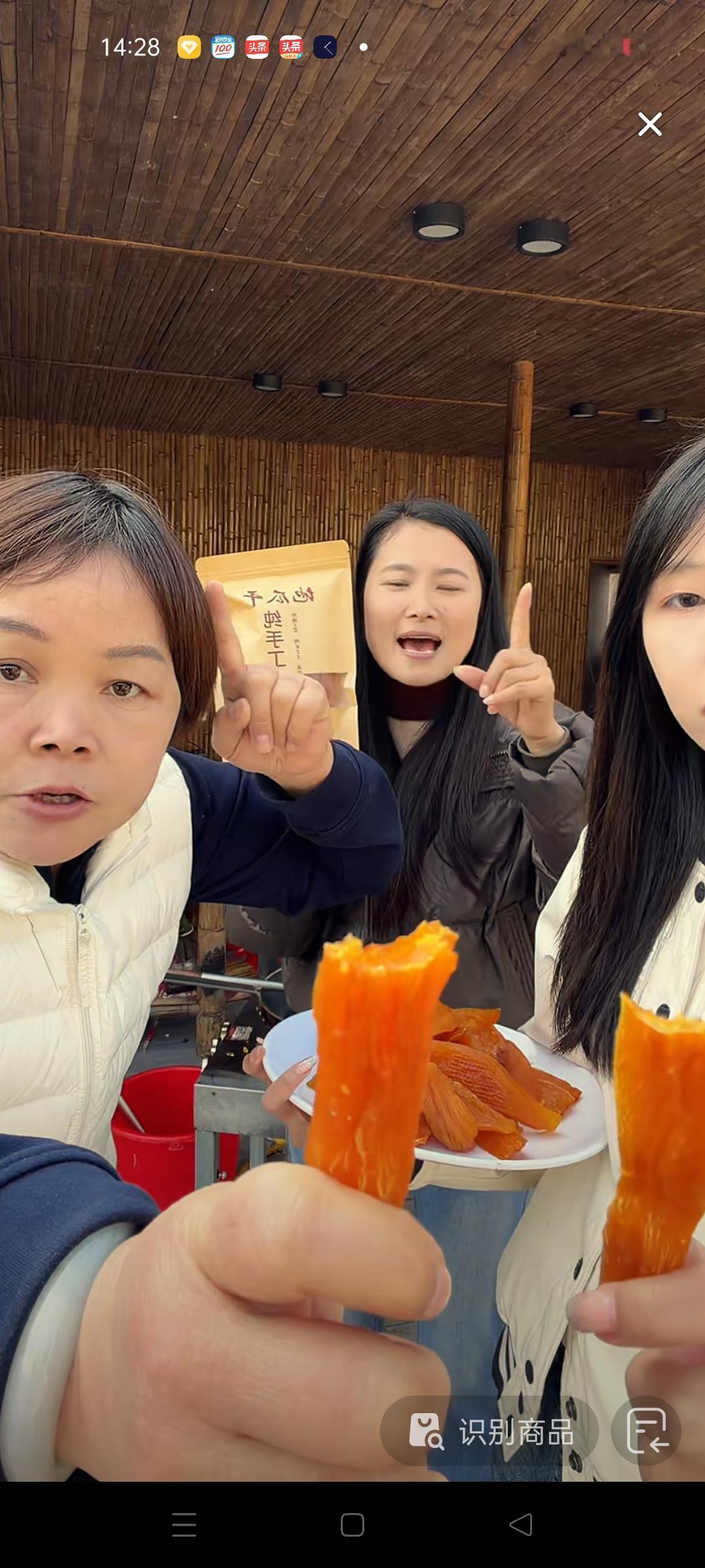 今天参与叶锐聪妈妈直播的，不光是叶锐聪兄弟俩和奶奶，叶锐聪的奶奶和姐姐也一起来到