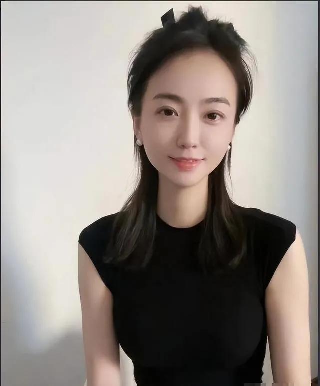 许家印被捕倒台后，恒大歌舞团长白珊珊的人生走向备受关注。曾经，白珊珊从普通家庭出