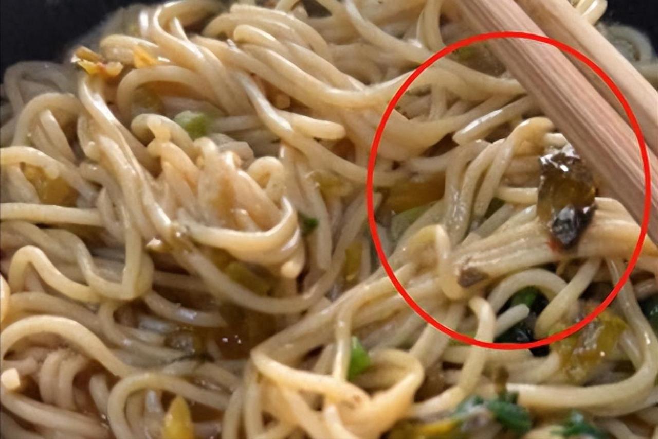 上海面馆“二手面”惊魂：汪小菲的“麻六记”咋就成了餐饮界的“照妖镜”？
吃面吃出