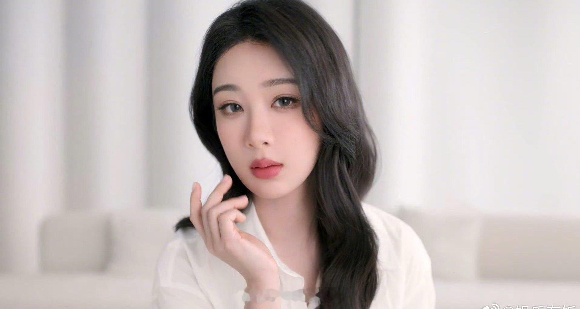 杨紫上镜脸 谁能拒绝杨紫的上镜脸！饱满元气，笑容感染力超强，镜头面前松弛又自信，