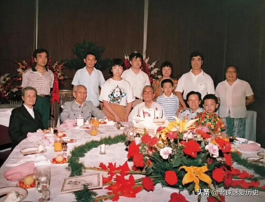 这张拍摄于1992年的合影，是王震将军生前最后一张全家福。
画面里，全家围聚在摆