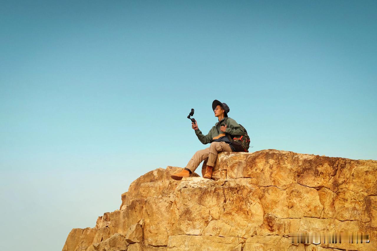 浩瀚卓越新发布的M6是一款全域自由运镜的专业版手机稳定器，335°超大俯仰角，低