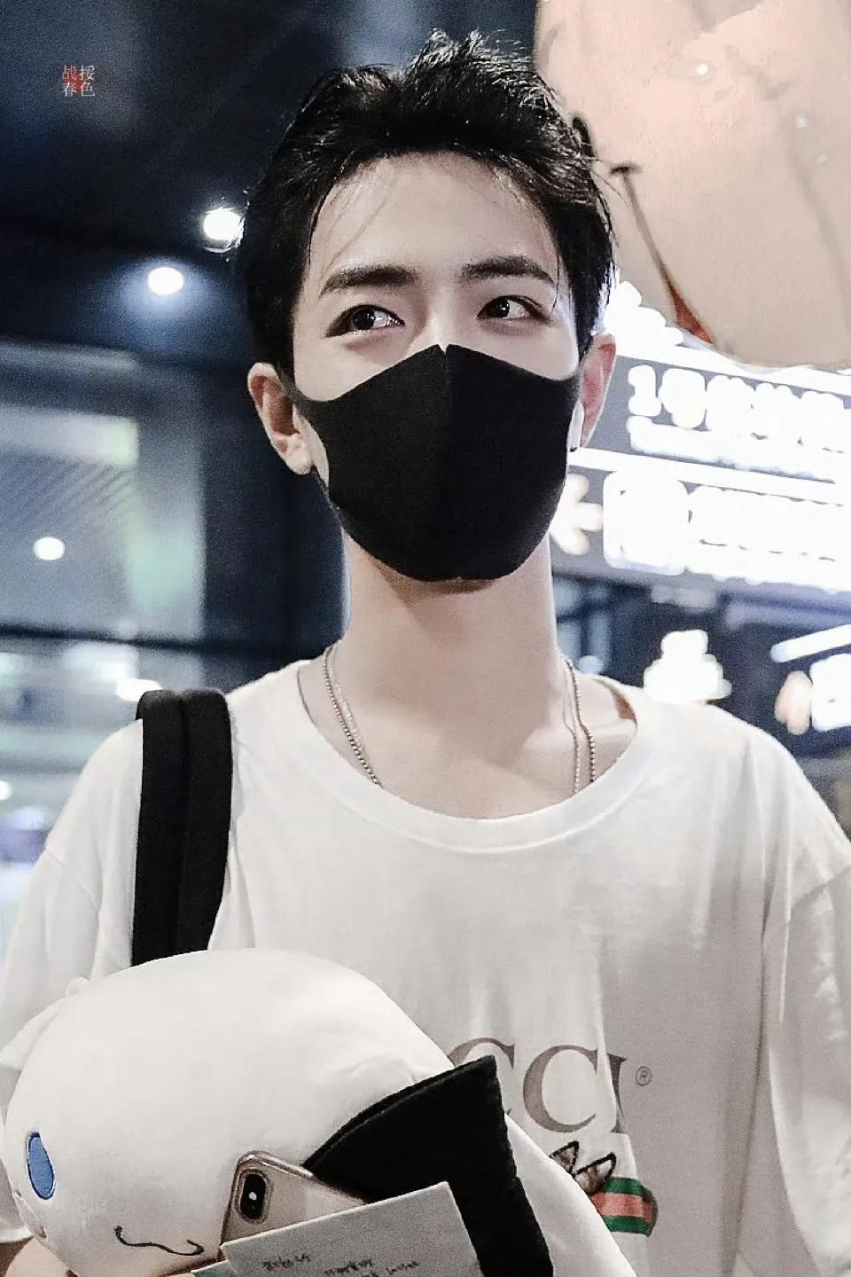 世间星河万千，唯独你是我心尖独有的温柔。肖战，你带着赤诚奔赴前路，历经风雨仍眉眼