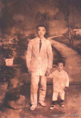 1918年，李济深在北京陆军大学任教官时与儿子李沛金合影