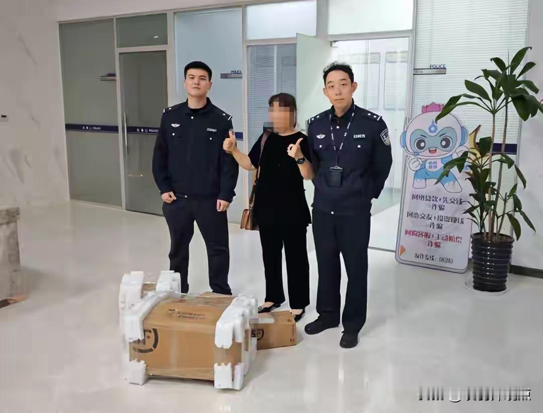 📌 10月22日，杭州王女士参加视频面试，对方穿着正装要求她开屏幕共享，随后提