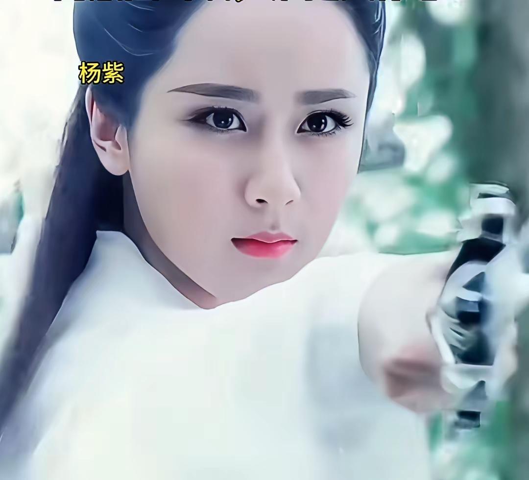 看到杨紫这个打扮会和花千骨里霍建华那个打扮很像，眉毛也像。[呲牙]
还是比较喜欢