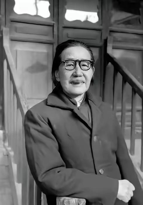 1937年，一位女红军在牧民家中诞下一子。当马家军搜捕时，她正给孩子喂奶，危急关