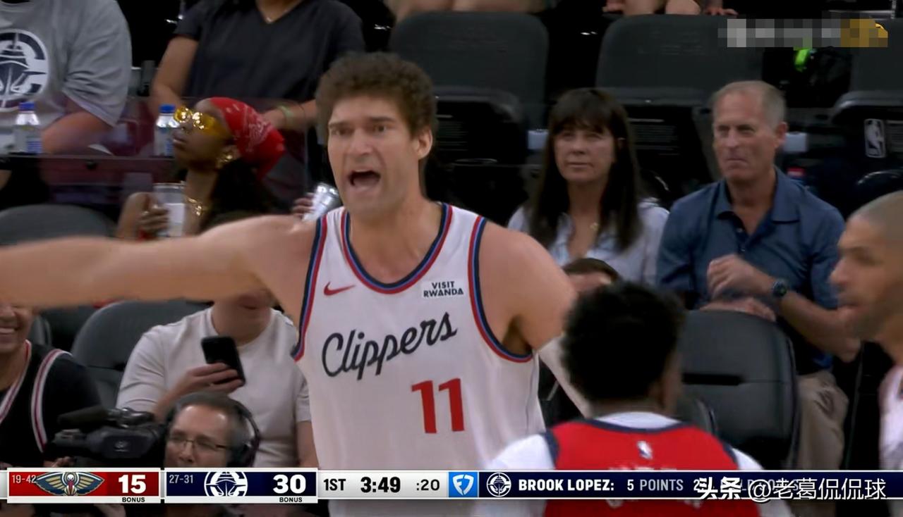 快船老将洛佩兹真是活该被快船球迷喜欢！在今天快船主场以137：117击败鹈鹕的比