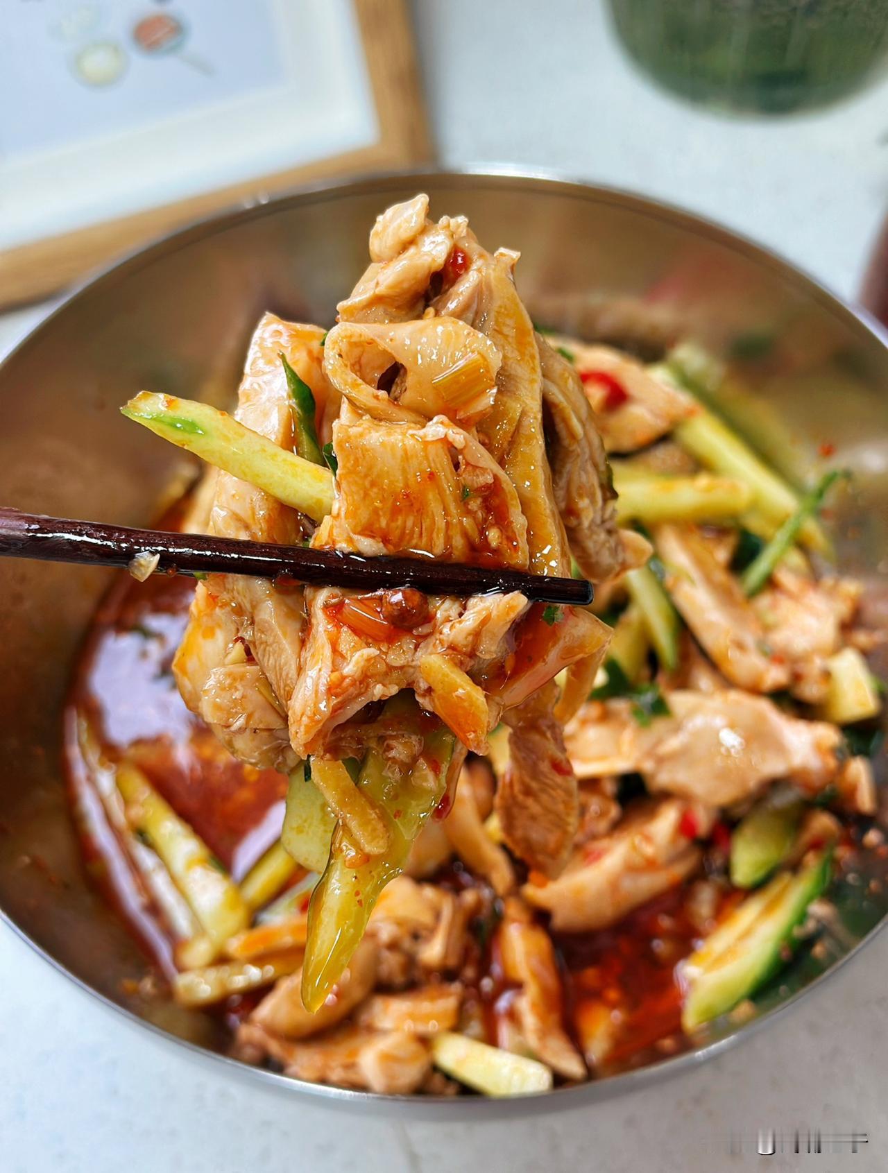 除夕家宴凉菜系列一：口水鸡的做法##来点儿干货#
食材：鸡腿3个，黄瓜，料酒1茶