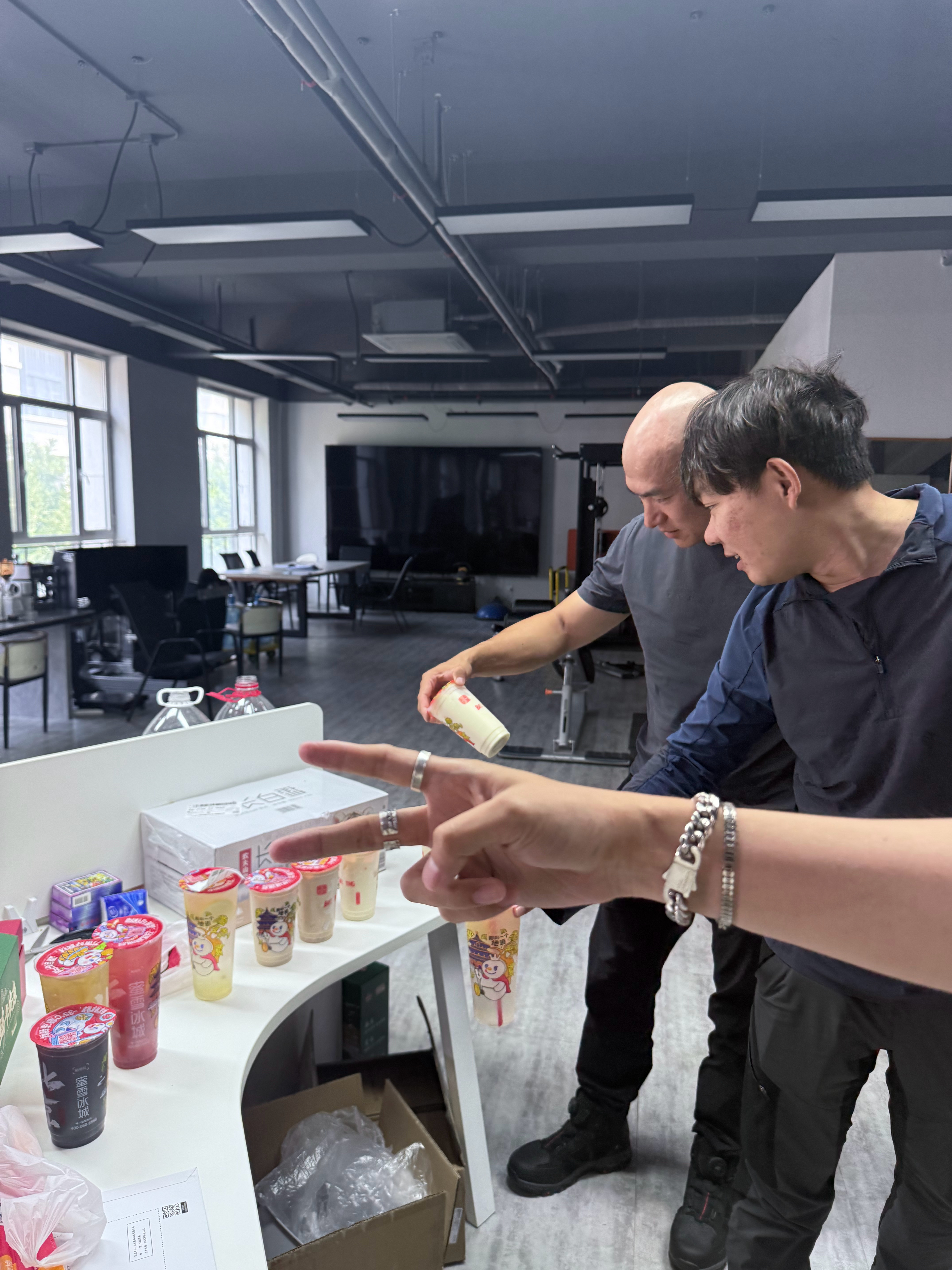 感谢小王吧  闲里偷忙安排的下午茶只要工作氛围好 公司就是巴厘岛[喵喵] ​​​