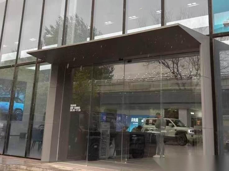 山西太原，一名女子想买辆新车，结果全款都付了，车牌也上了，才发现自己开回家的竟然