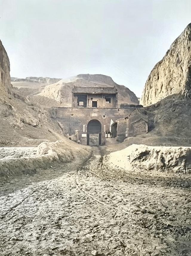 河南灵宝的函谷关，地形就是个天然的“堵门杀”要塞，峡谷窄得连错车都不行，古代大军