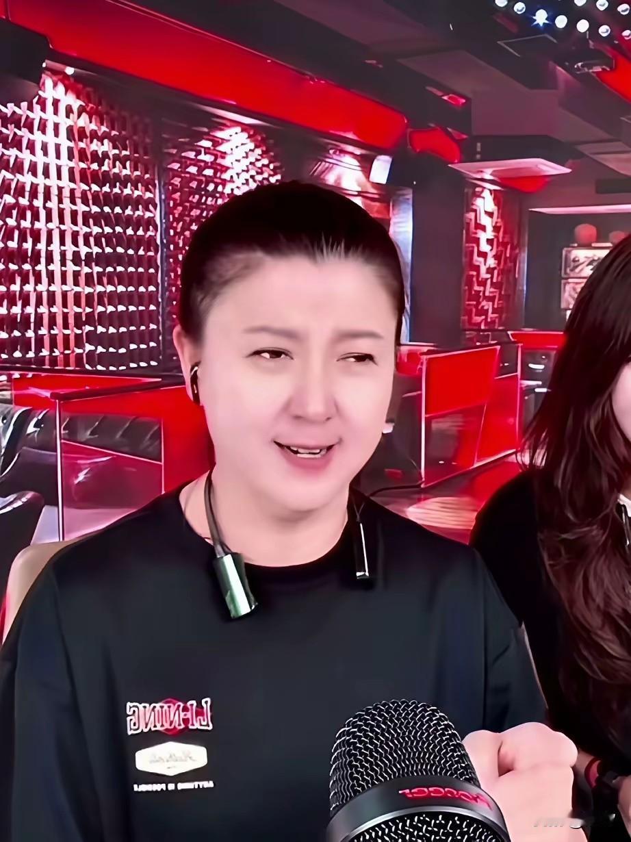 闫学晶是真的勇，大号出了问题就换小号直播！这是和网友杠上了！

网上批评她越严重