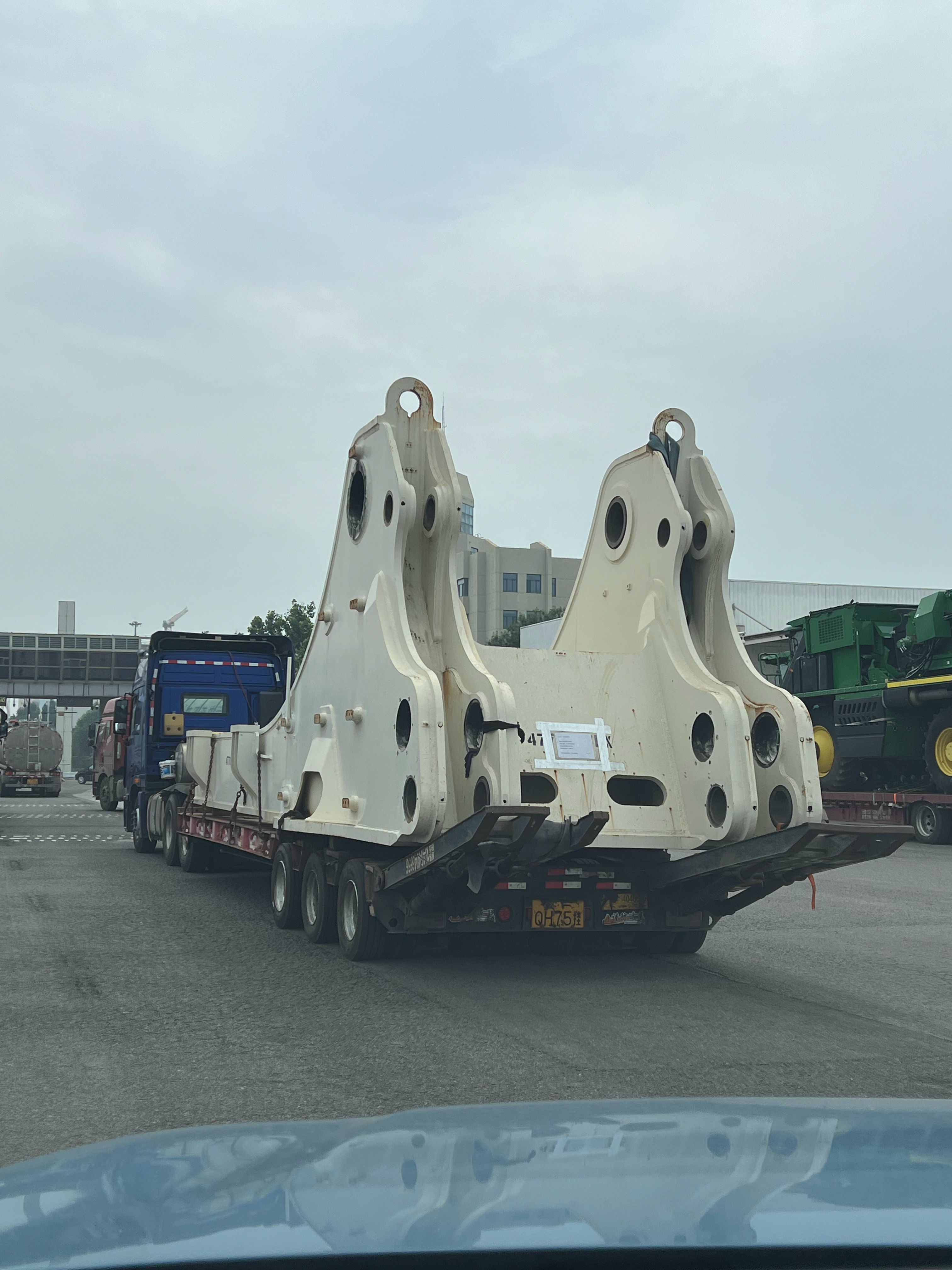 这个绿色农业机械是不是老贵了顶个添越，还是库里南？ 天津·中国天津自由贸易试验区