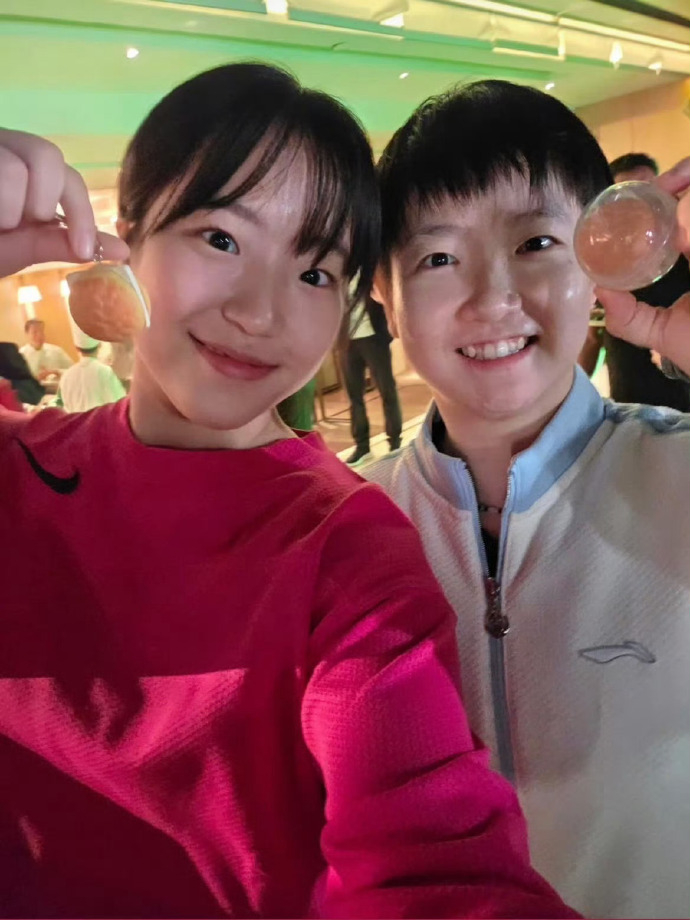 申裕斌晒与孙颖莎合影孙颖莎送申裕斌菠萝包 申裕斌晒与孙颖莎的合影：莎莎选给我的菠