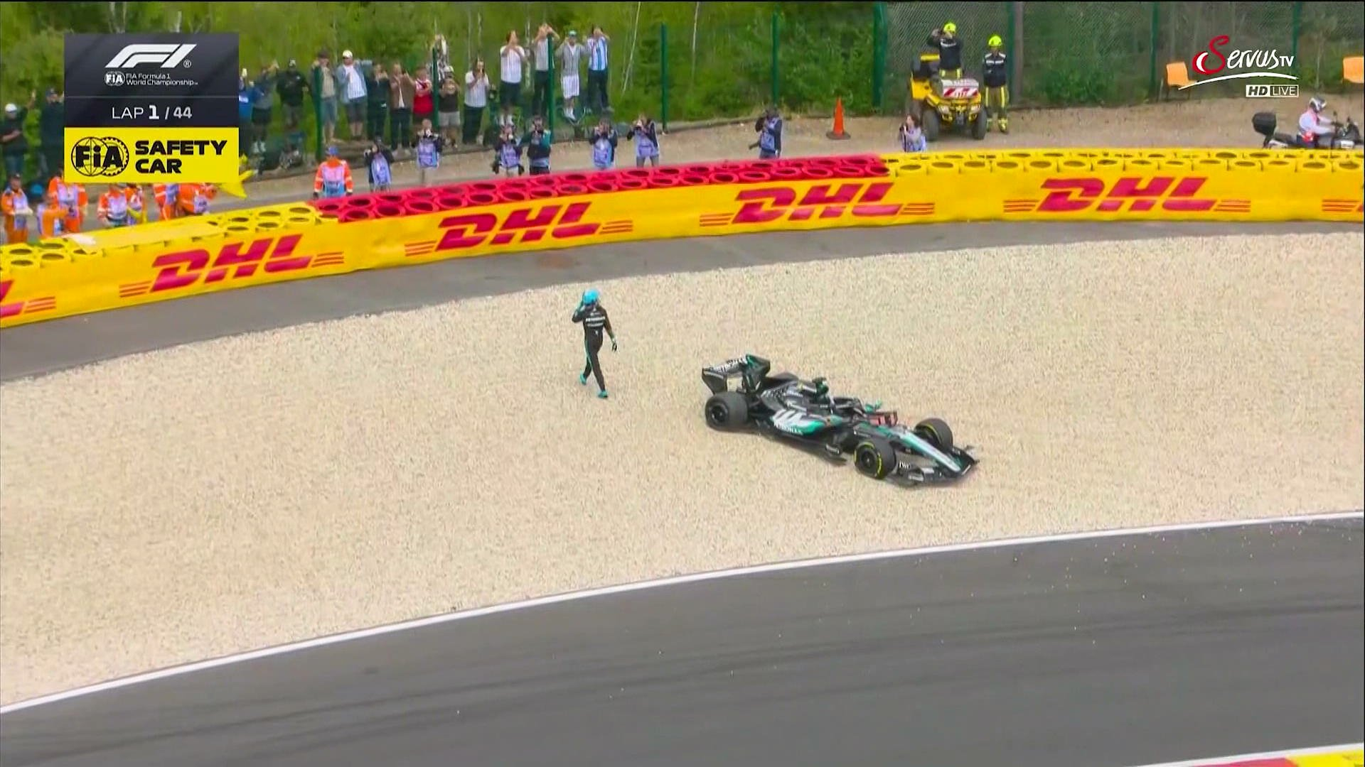 f1 拉塞尔的赛车陷进了砂石区，遗憾退赛！2026f1比利时大奖赛