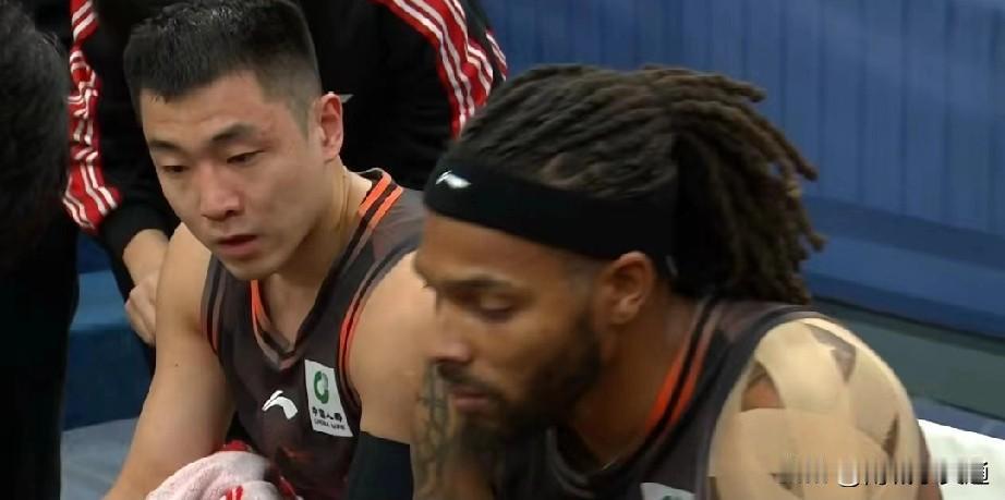 今晚这俩哥们三分命中率挺高啊，特别高诗岩三分球前三投全中，珀赛尔和克里斯是上半场