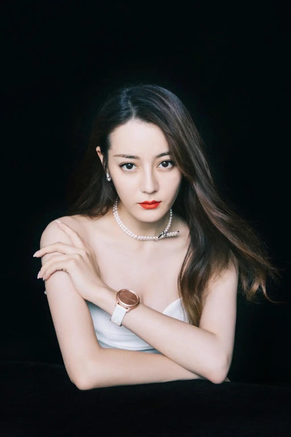 昨天看到迪丽热巴和嘉行传媒解约的消息，不知不觉，她已经出道十几年了。

刚出道的