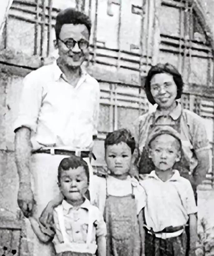 1940年延安主动离婚的女性，无关亏赚，只关自我
 
1940年延安，一个女人主