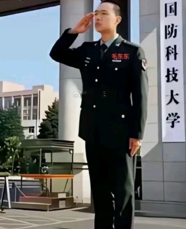 最近一张照片在网络上刷屏，无数网友看完心生感慨，完美回答了大家一直关心的问题：红