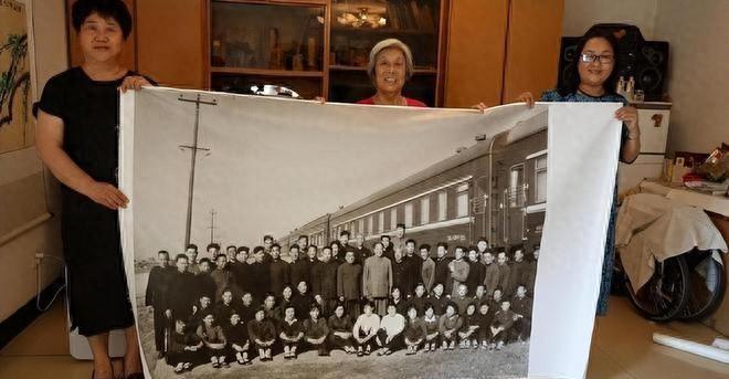 1958年毛主席在专列上不慎摔倒，事后对王爱梅低声嘱咐：我会帮你保守这个秘密
1