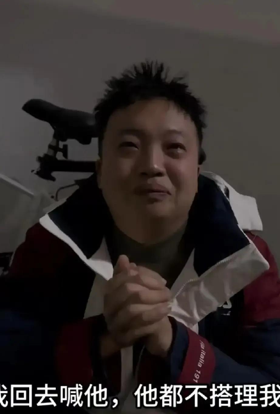 余雪对着镜头哭到说不出话，说爷爷可能熬不过这几天。
我刷到这条时正在地铁里，眼泪