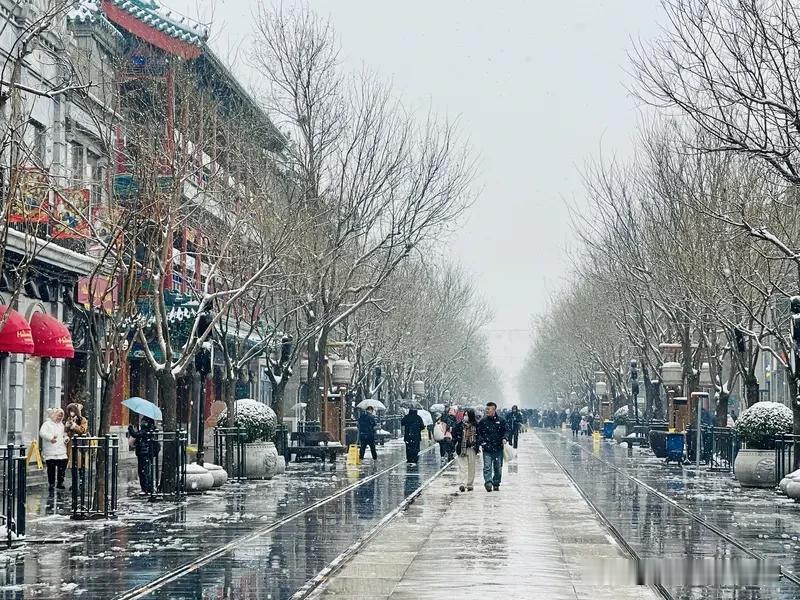 北京的雪下冒烟了 这两天北京的雪可太出圈了，“北京的雪下冒烟了”直接霸屏热搜，阅