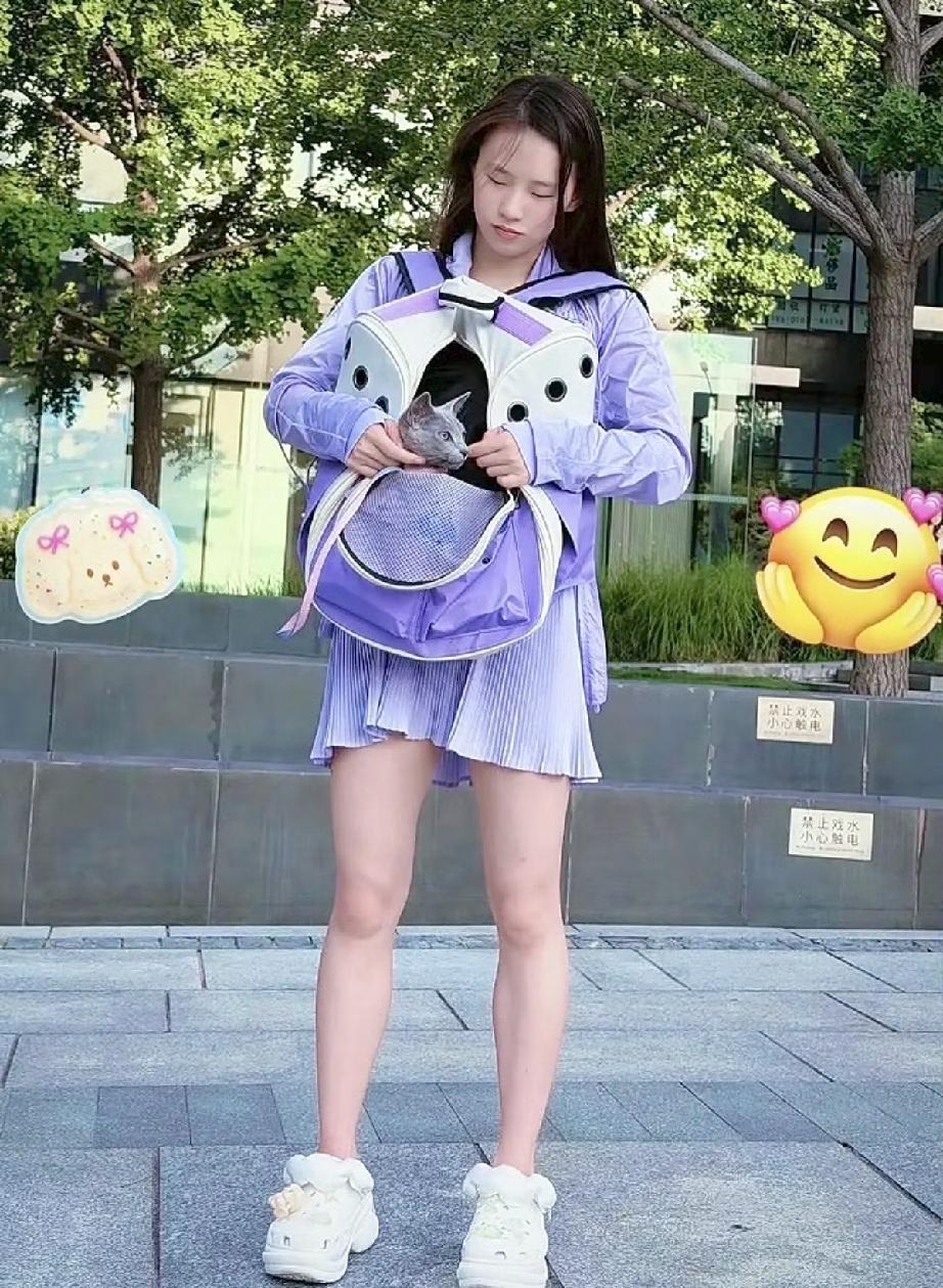 7月5日，陈芋汐晒周末日常，穿了一身紫色的衣服很漂亮，没想到的是她童心未泯，竟然