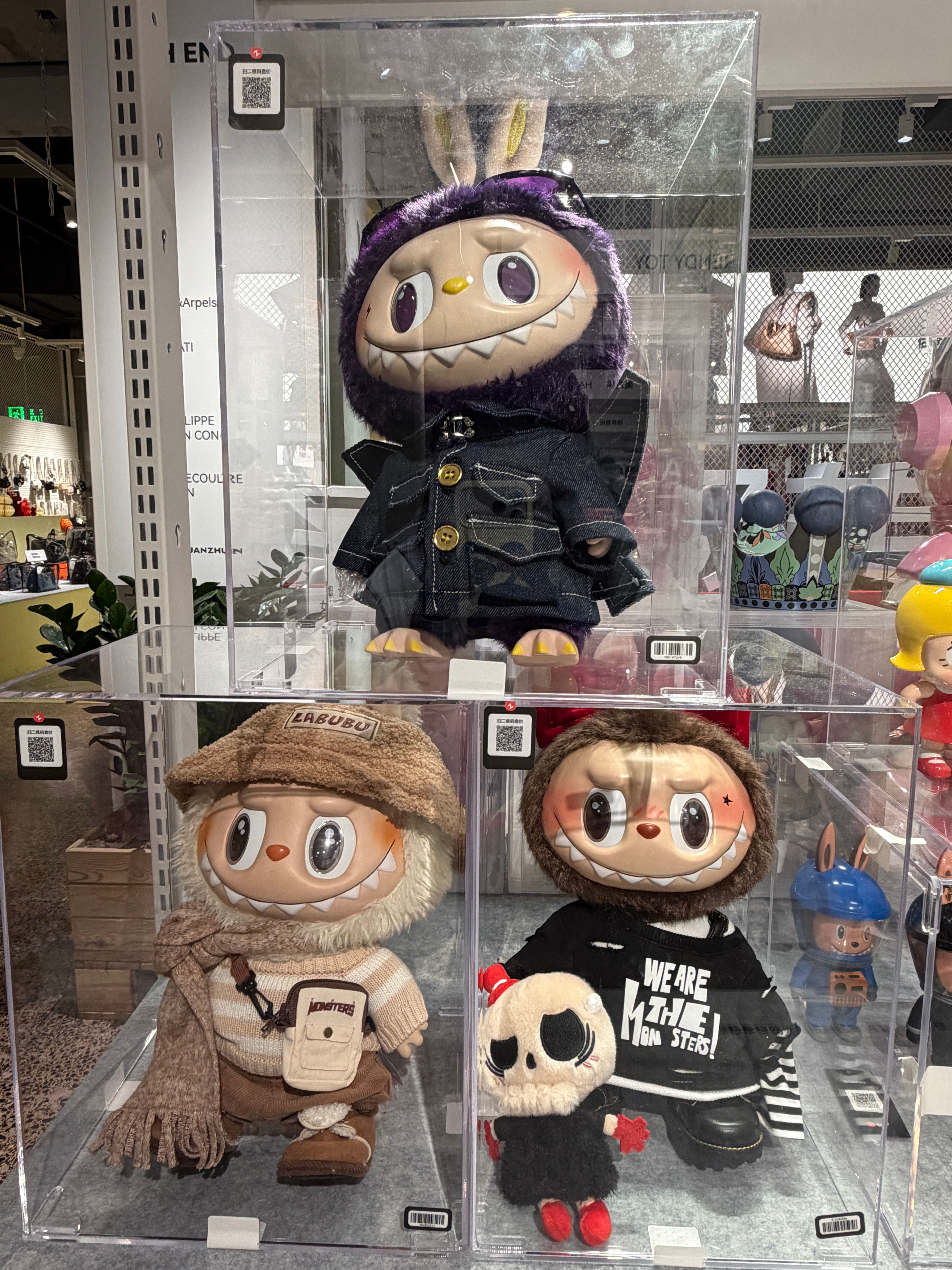 今天顺路路过了一个很大的二奢店，没想到里面竟然有这么多泡泡玛特周边各种限量版，还