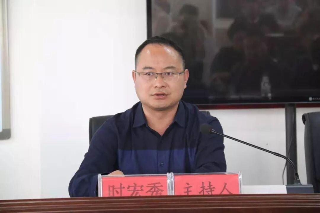 贵州省脱贫攻坚先进个人
        曾任黔东南州黄平县旧州镇草芦坪小学教师、