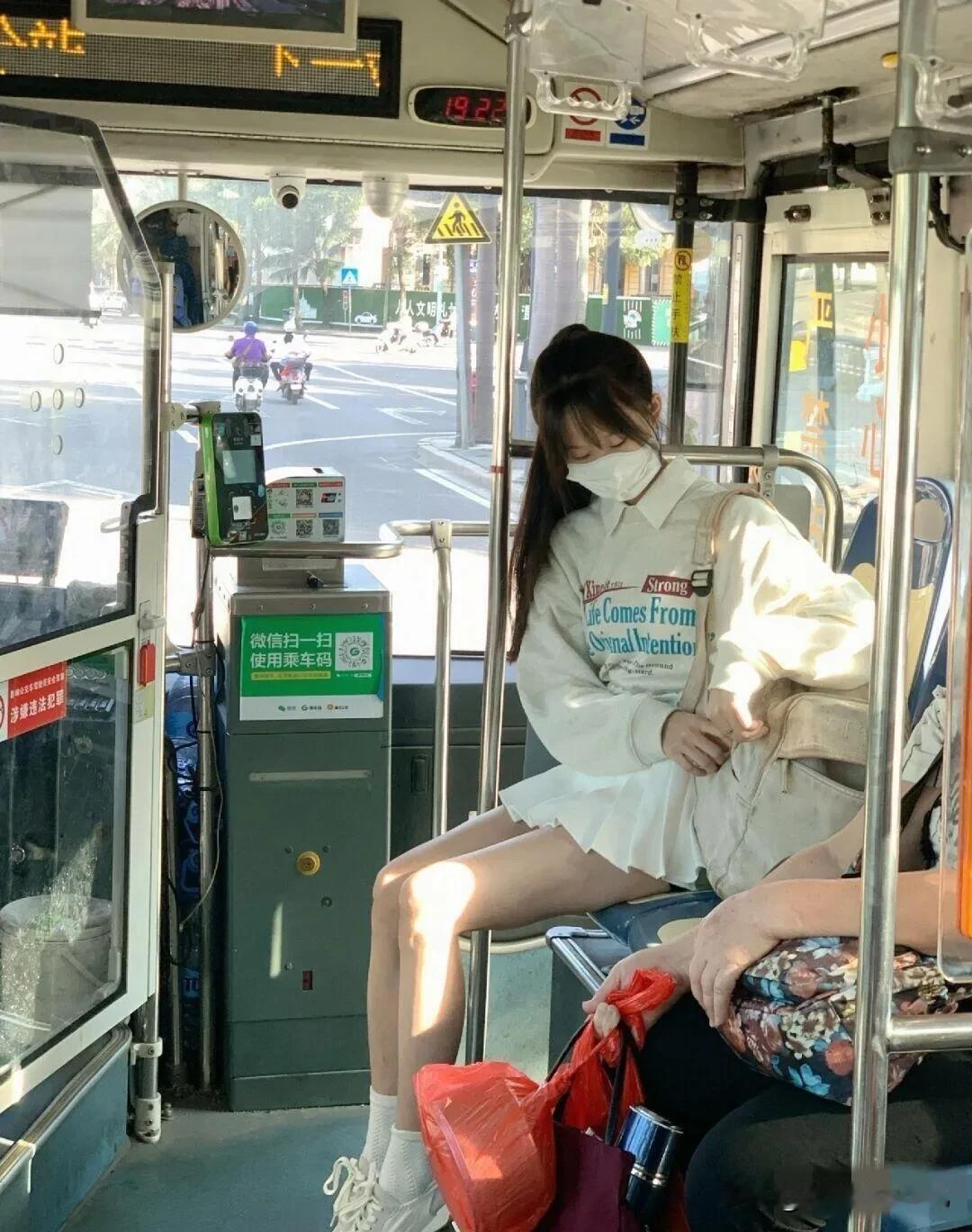 之前都是坐地铁，好久没有坐公交了