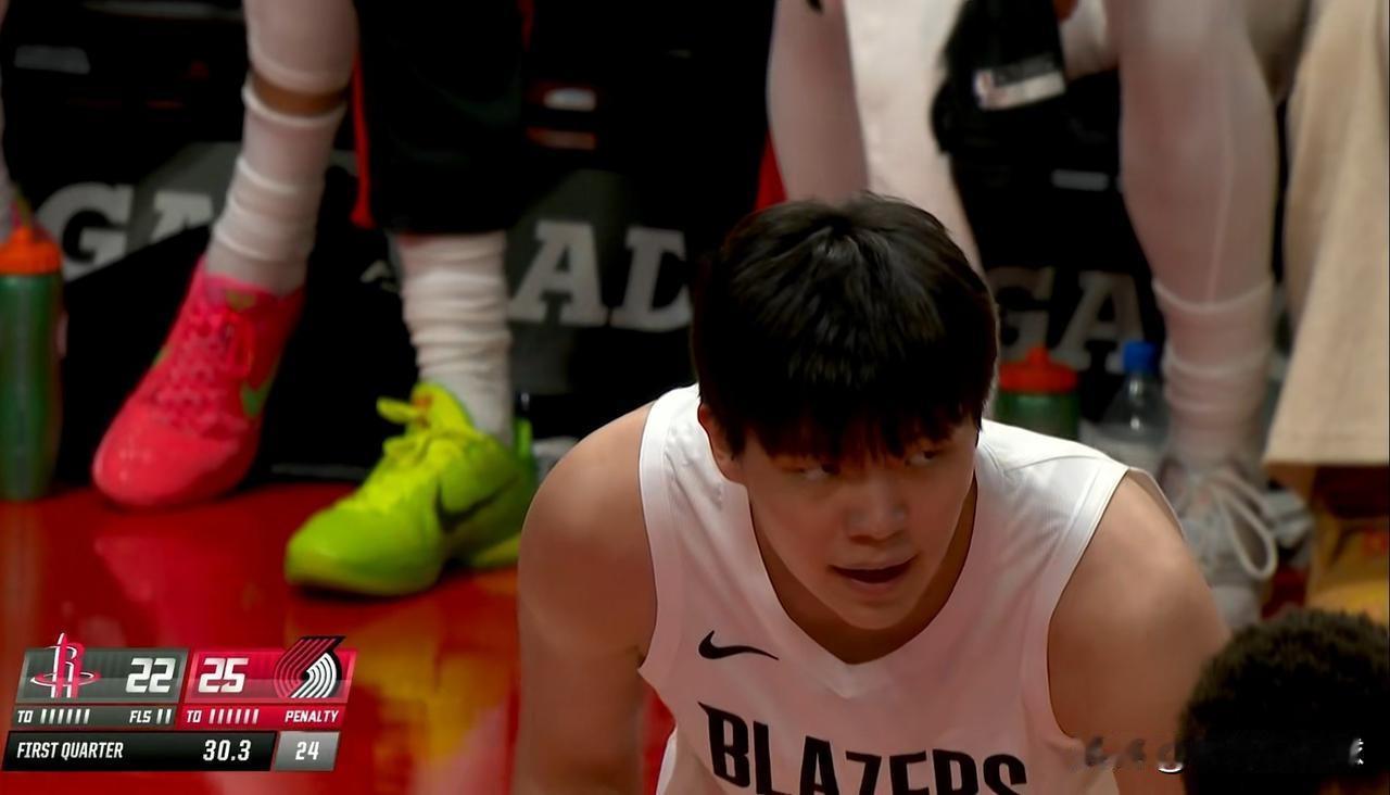 开拓者新星杨瀚森终于得到重用了！在今天开拓者主场以103:102险胜火箭的比赛中