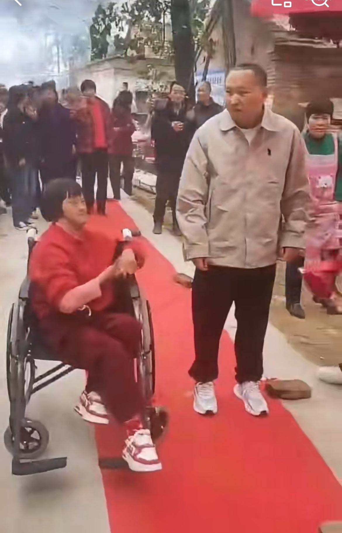 看到这样的婚姻组合太令人辛酸，一个坐轮椅的傻女，一个憨憨的男人，在众人的注视下，
