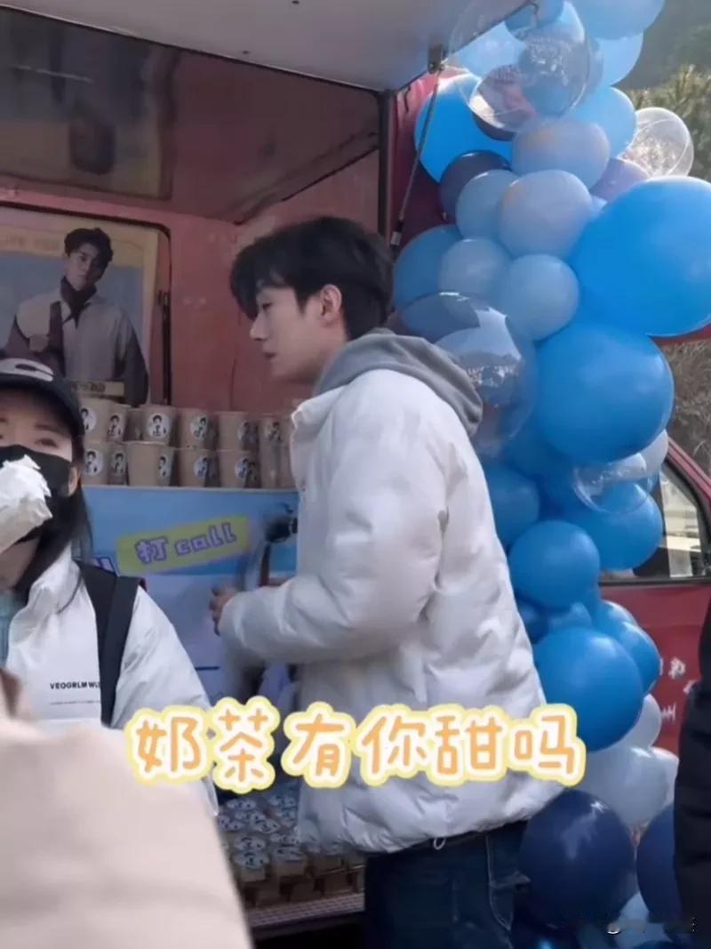刘学义是个直男，确认无疑，对“甜言蜜语”过敏！

刘学义亲自给粉丝发奶茶，然后有