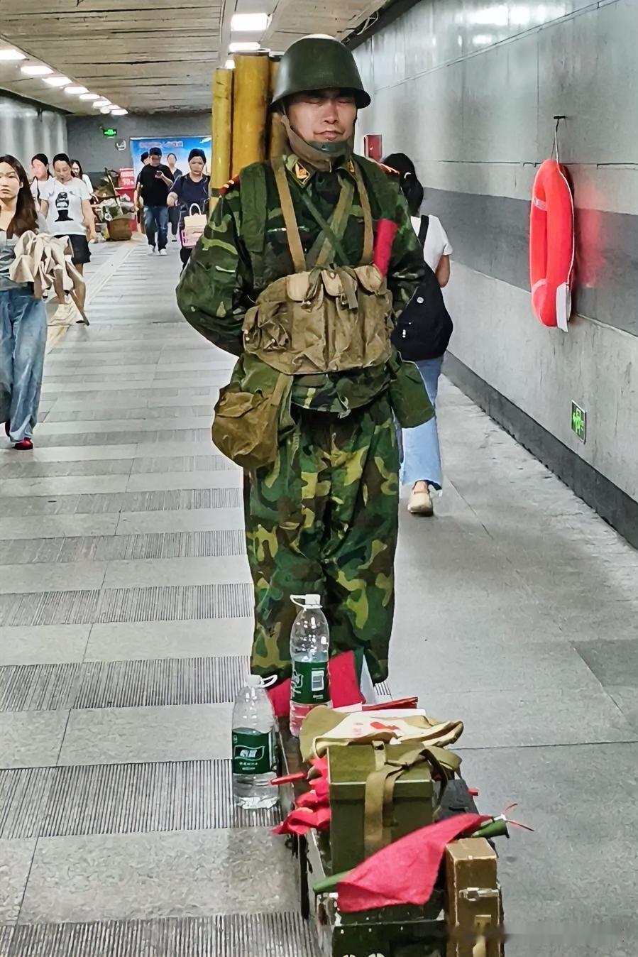 在广州天河正佳广场的神秘身影，是什么样的信念，能让他在这里坚守了十多年？

而他