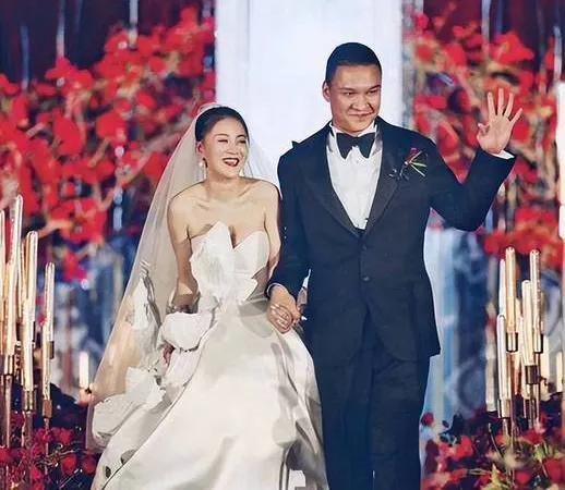 李嘉格妈妈曾反对女儿和车澈结婚。2018年李嘉格事业正处上升期，母亲薄永霞担心婚
