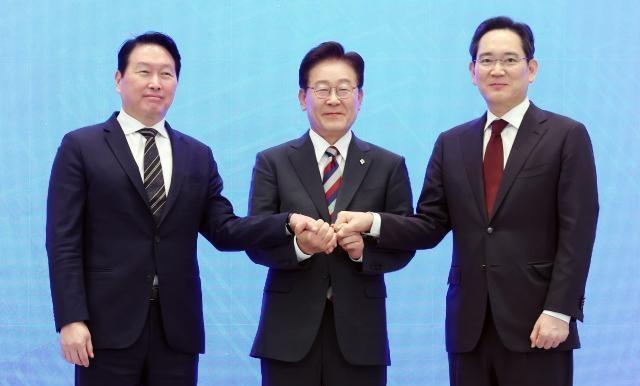 韩国政府近日公布了一项规模空前的产业投资计划，三星与SK集团将在未来十年投入约2