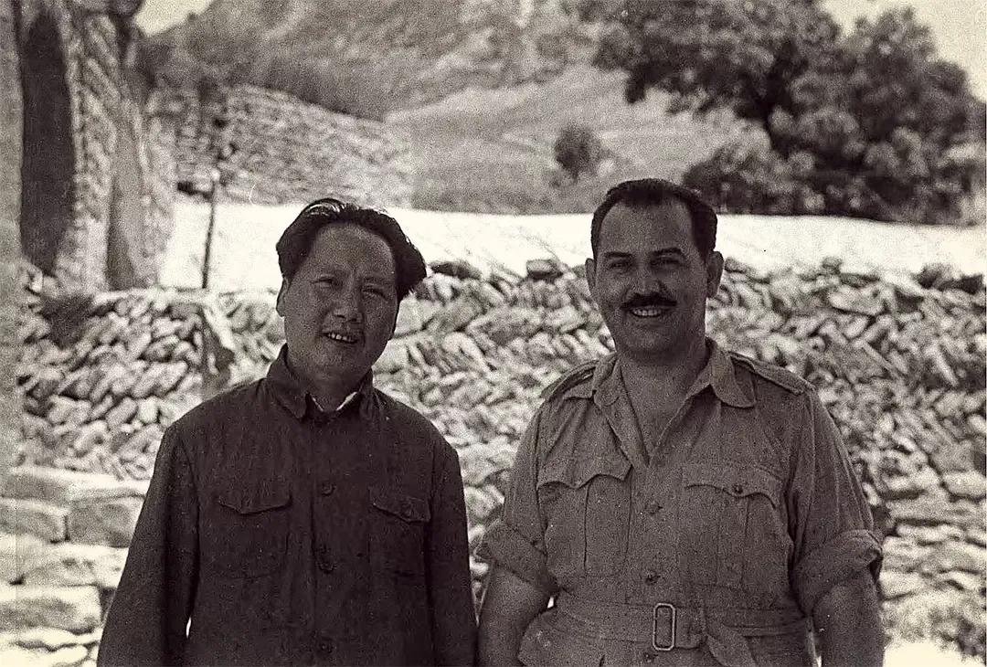 1944年延安，教员和《泰晤士报》摄影记着哈里森·福尔曼合影。