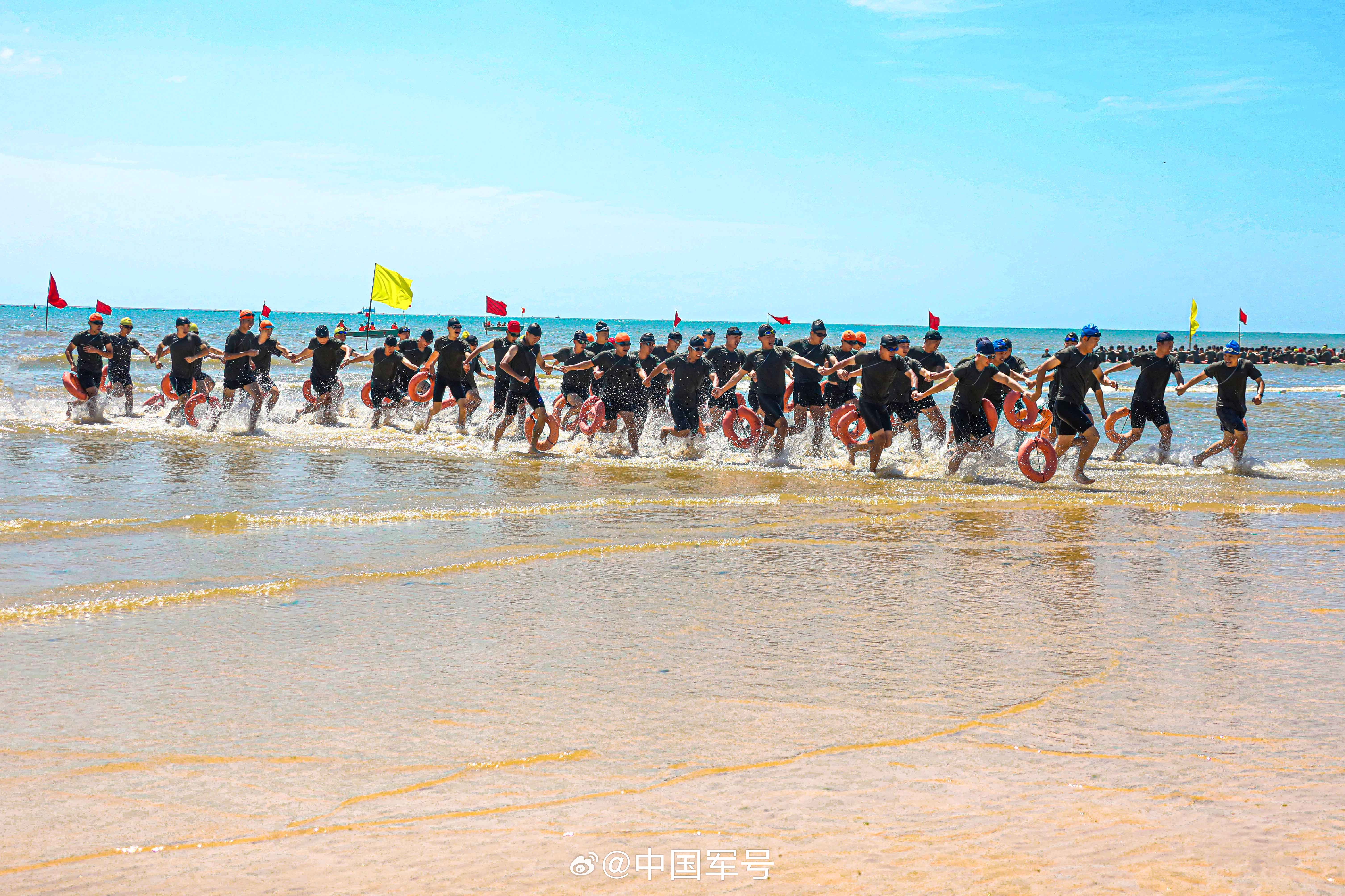 【向大海冲锋！子弟兵濒海训练大片又来了[拳头]】近日，陆军第71集团军某旅组织海