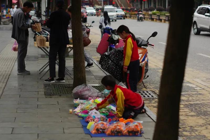 “穷人最缺什么？”有人或会脱口而出：“钱。”这诚然不差，但金钱的匮乏，不过是贫穷