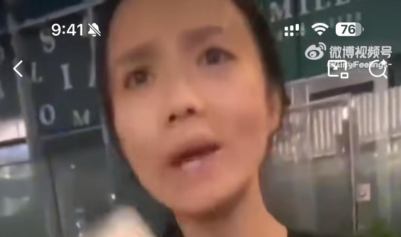 终于很多人看清楚这张丑恶的嘴脸！
上海一女子手机忘在出租车上，她告诉司机送过来给