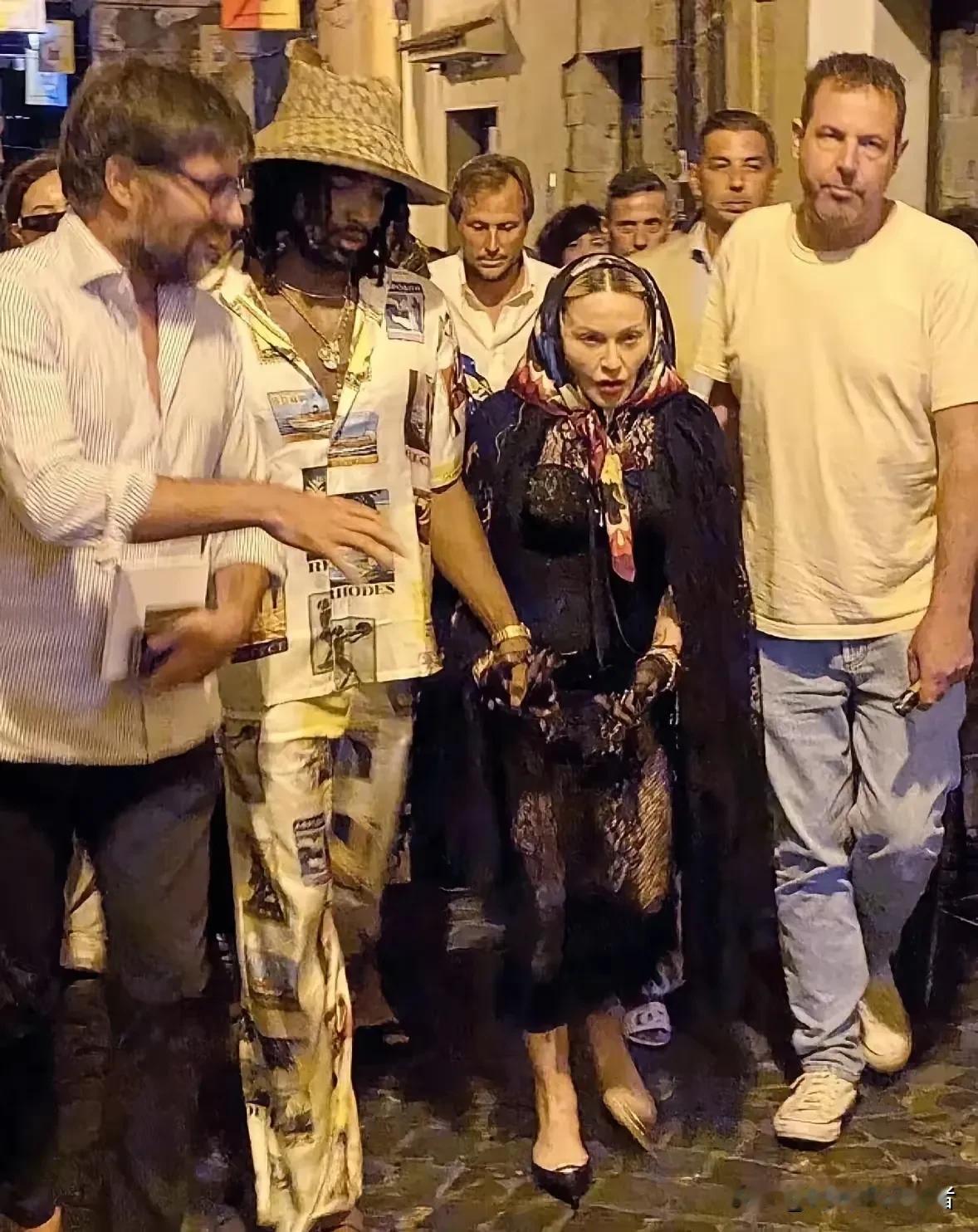 色之头上一把刀，麦当娜已经被她的放纵严重透支。
66岁麦当娜和29岁的男朋友走在