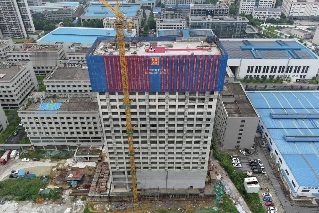 378套人才公寓封顶！长沙麓谷产业园"安居巢"筑牢人才根基
 
六月的麓谷，热浪