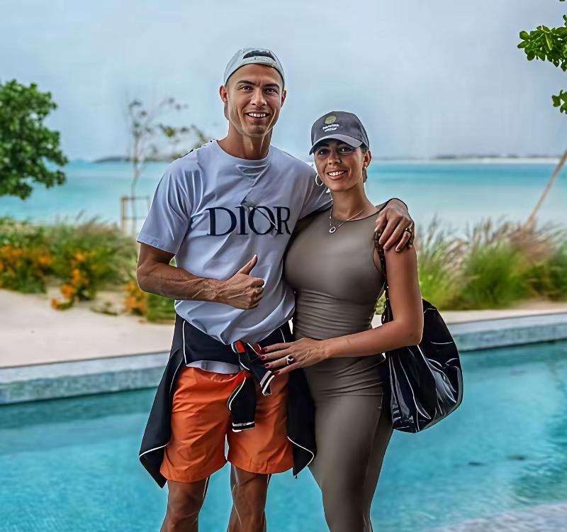 不得不说，乔治娜是真聪明，否则她怎么能成为C罗的太太呢？
不同于伊莲娜的明艳，也