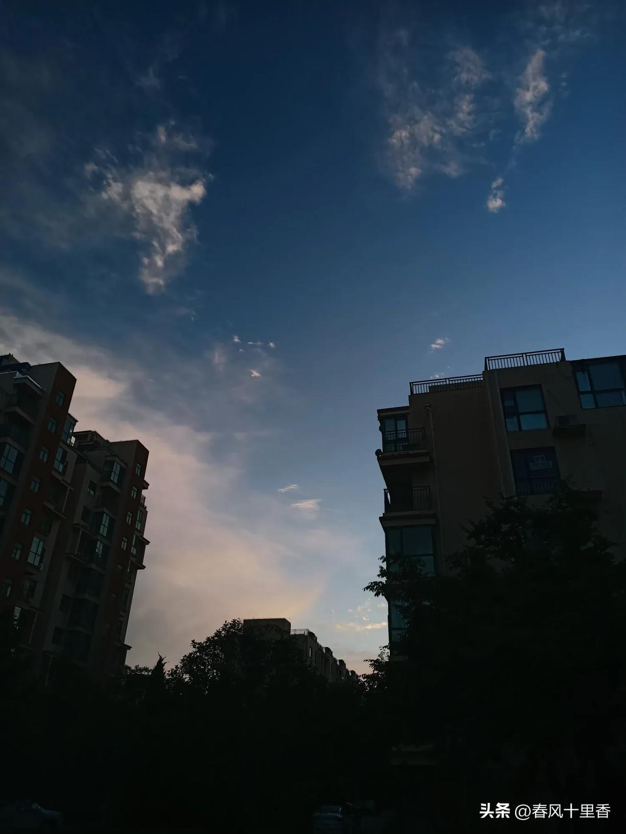 我认为越多越好！俗话说朋友多了路好走。朋友多信息多、路子多、各种支援多，朋友多了