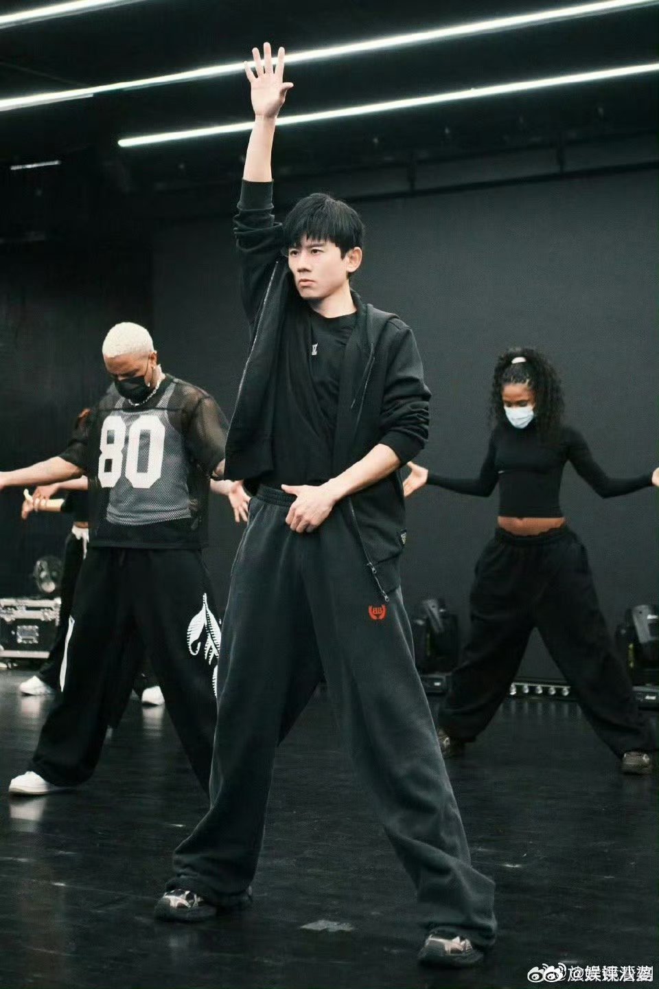 宁静说张杰神一样的存在 谁懂啊!宁静都被张杰的舞台圈粉要去看演唱会了，实力歌手的