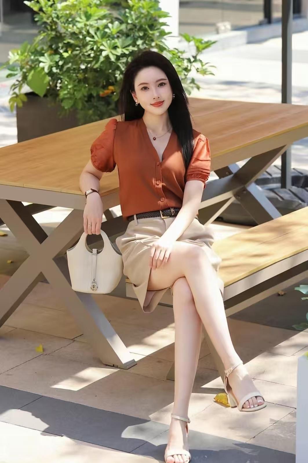 刚才，邻居一哥们笑问，要是月薪过万，能否搏得此美女芳心、娶她为妻？这个还真不好说