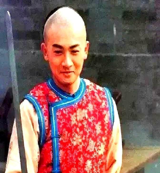 苏有朋拍《还珠》一集才2000块，竟比“令妃”还少3000。
 
他想不通，找到